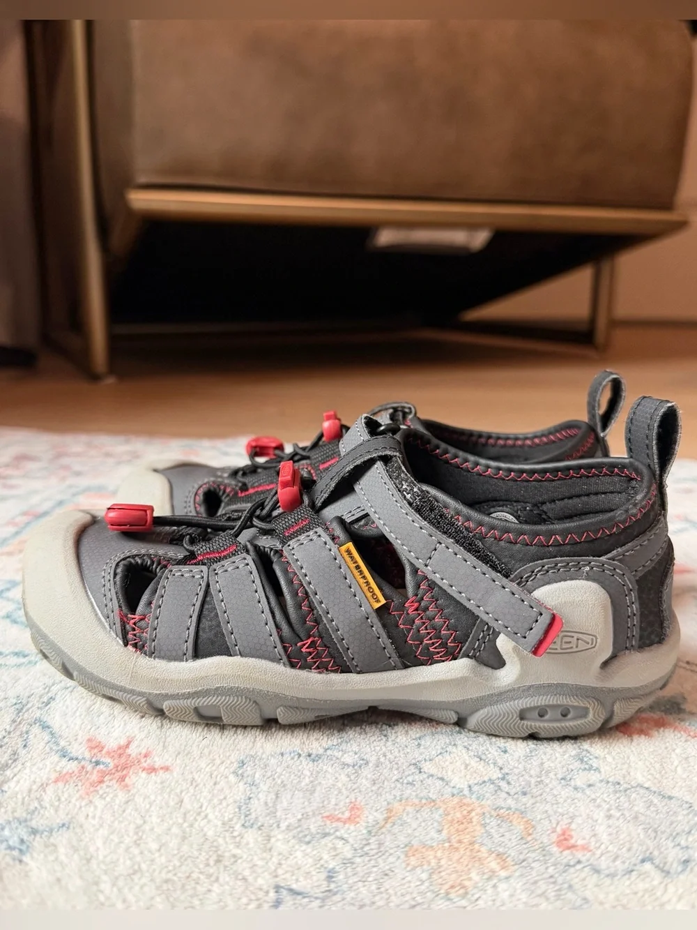 KEEN Kids Newport H2 closed-toe sandals in black, gray & red
